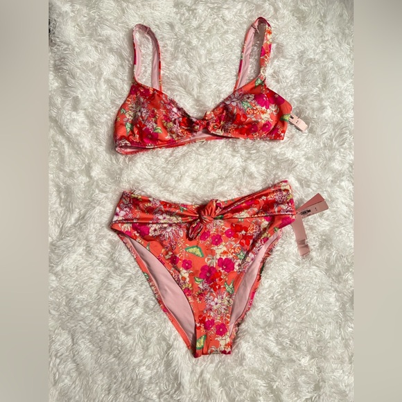 Bathing suit top size medium and bottom size large - Picture 2 of 5